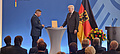 Helmut Kellner (li.) erhält von Bundesinnenminister Horst Seehofer das Verdienstkreuz am Bande. (Foto: THW / Thomas Kellner) Foto: THW / Thomas Kellner